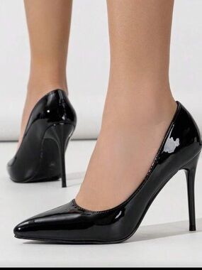 Classic Black Patent Pointed-Toe Women's Pumps
